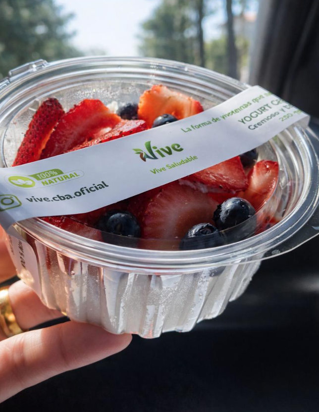 Yogurt Griego con fruta y granola